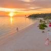 Parejas disfrutan de unas vacaciones de playa en la isla de Zanzíbar tras la migración de los ñus y el safari de los cinco grandes en Kenia y Tanzania