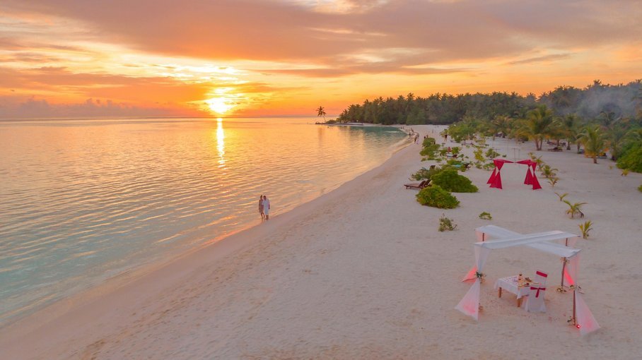 Parejas disfrutan de unas vacaciones de playa en la isla de Zanzíbar tras la migración de los ñus y el safari de los cinco grandes en Kenia y Tanzania
