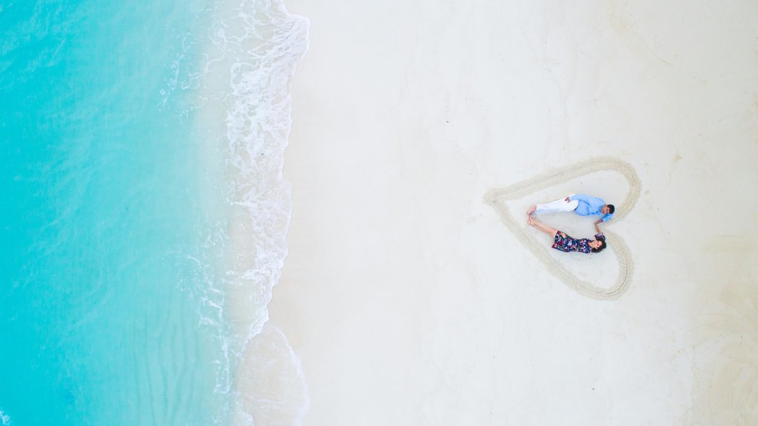 Terminar un viaje a los cinco grandes y la playa de Kenia en las playas de arena blanca de Diani es la mejor excursión en familia o en pareja.